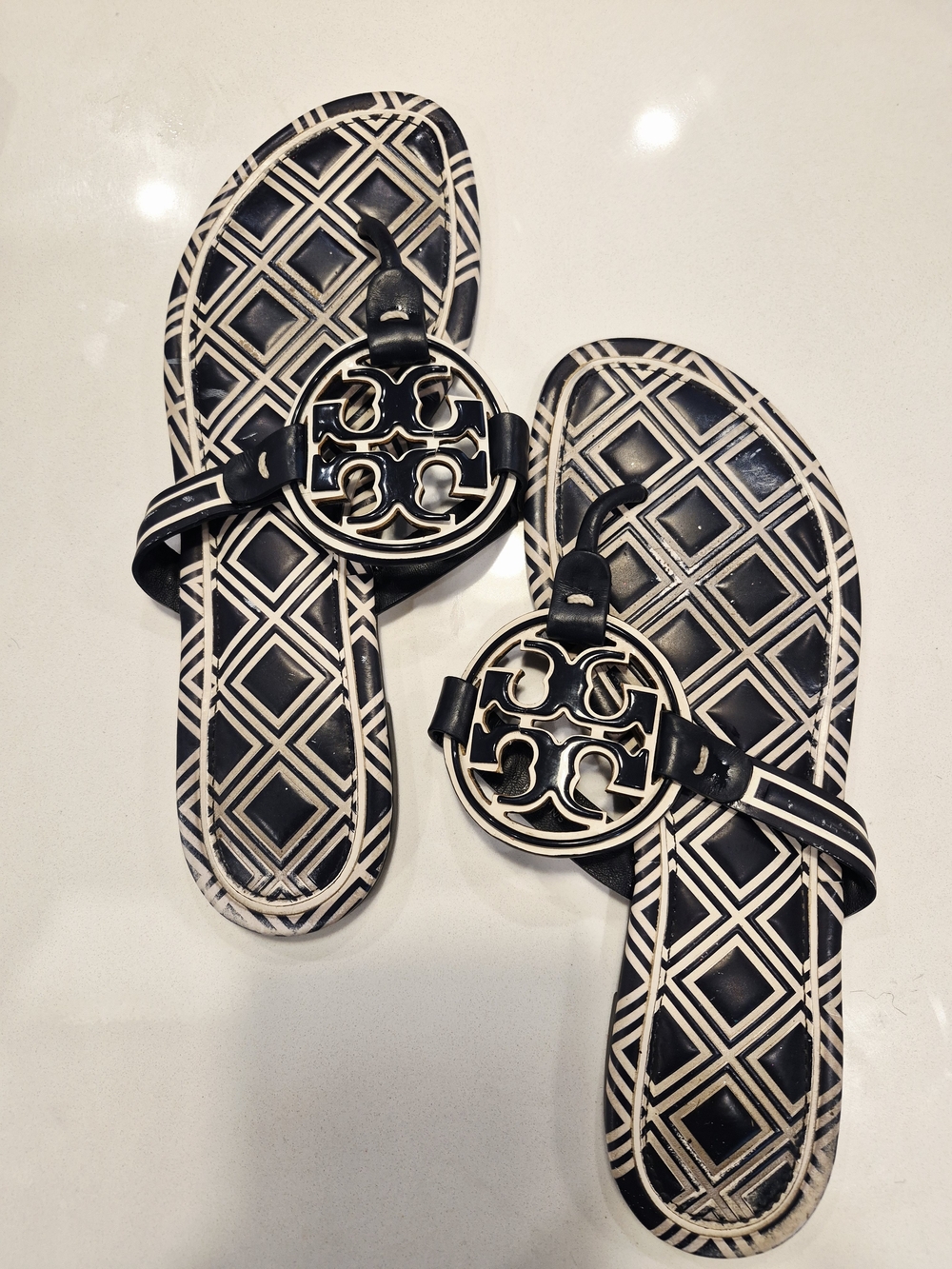 Women’s Black & Cream Logo-Accent Thong Sandals Size 7